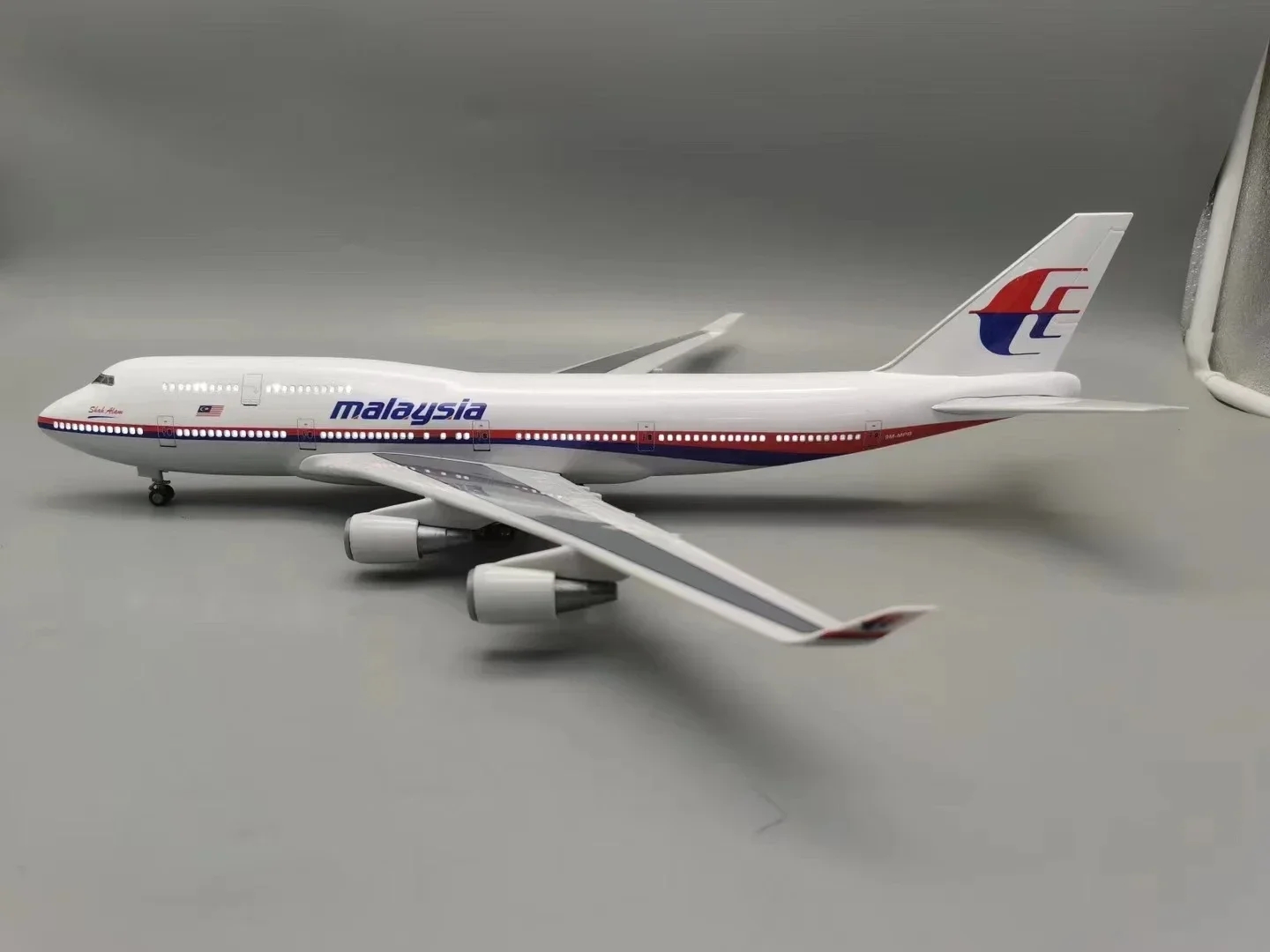 Home Decor Malaysia - B747 Malaysia Airways 1/150 Scale 47cm